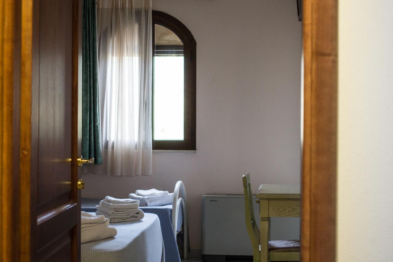 Hotel Villa Del Mare Sìnnai Стая снимка